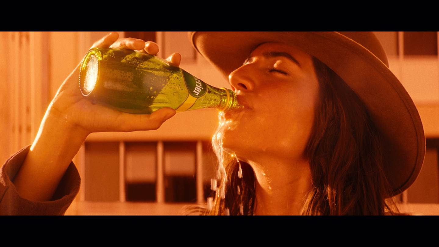 Το Perrier επιστρέφει με μία νέα εκδοχή της θρυλικής του διαφήμισης