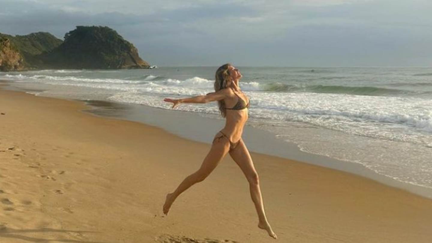 Gisele με μπικίνι στην παραλία Νοέμβριο μήνα ή αλλιώς καλοκαίρι για πάντα
