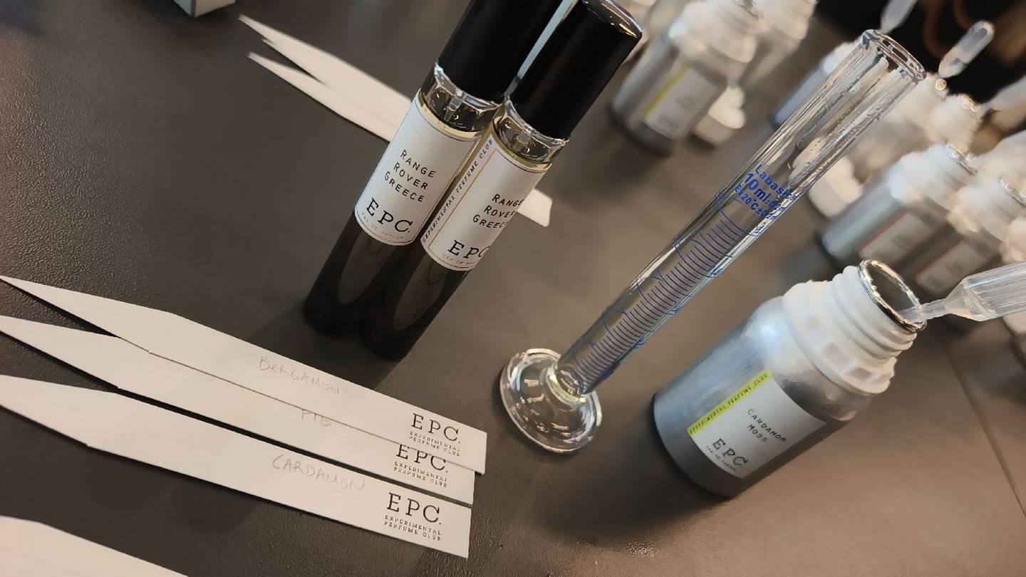 Δημιουργήσαμε τα δικά μας αρώματα στο ειδικό Perfume Blending Masterclass της EPC και της Range Rover