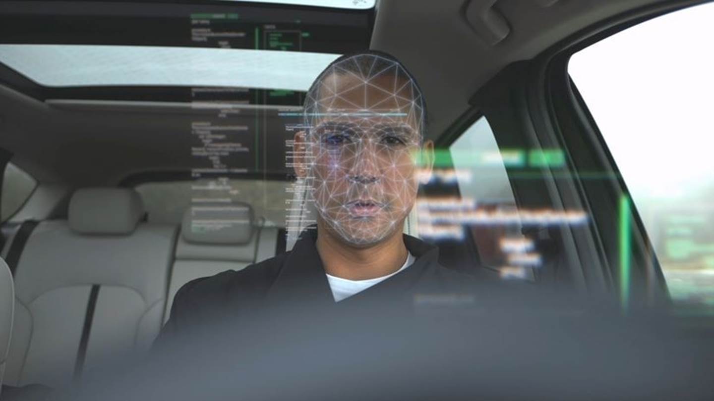 Ένα Mazda CX-60 αναγνωρίζει το πρόσωπο του Σωτήρη Κοντιζά