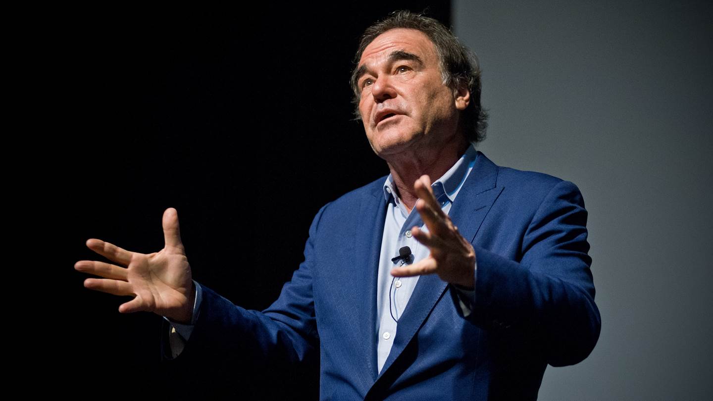 O Oliver Stone αποκάλυψε ότι έκανε το ρώσικο εμβόλιο για τον κορονοϊό