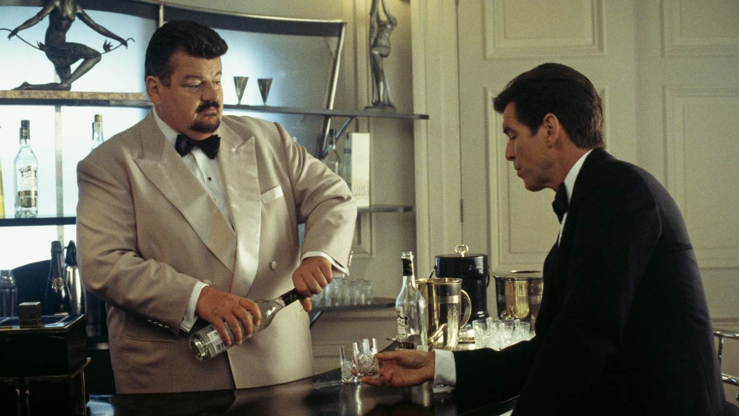 Γιατί ο James Bond πίνει το Martini του κουνημένο και όχι ανακατεμένο