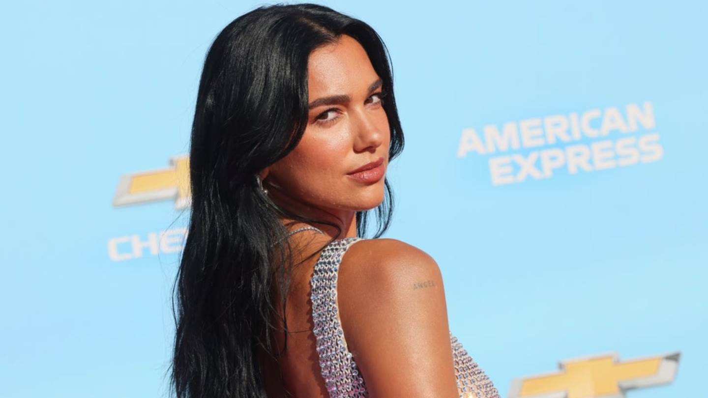 H Dua Lipa και το ημιδιάφανο φόρεμά της είναι ό,τι πιο σέξι είδαμε τελευταία