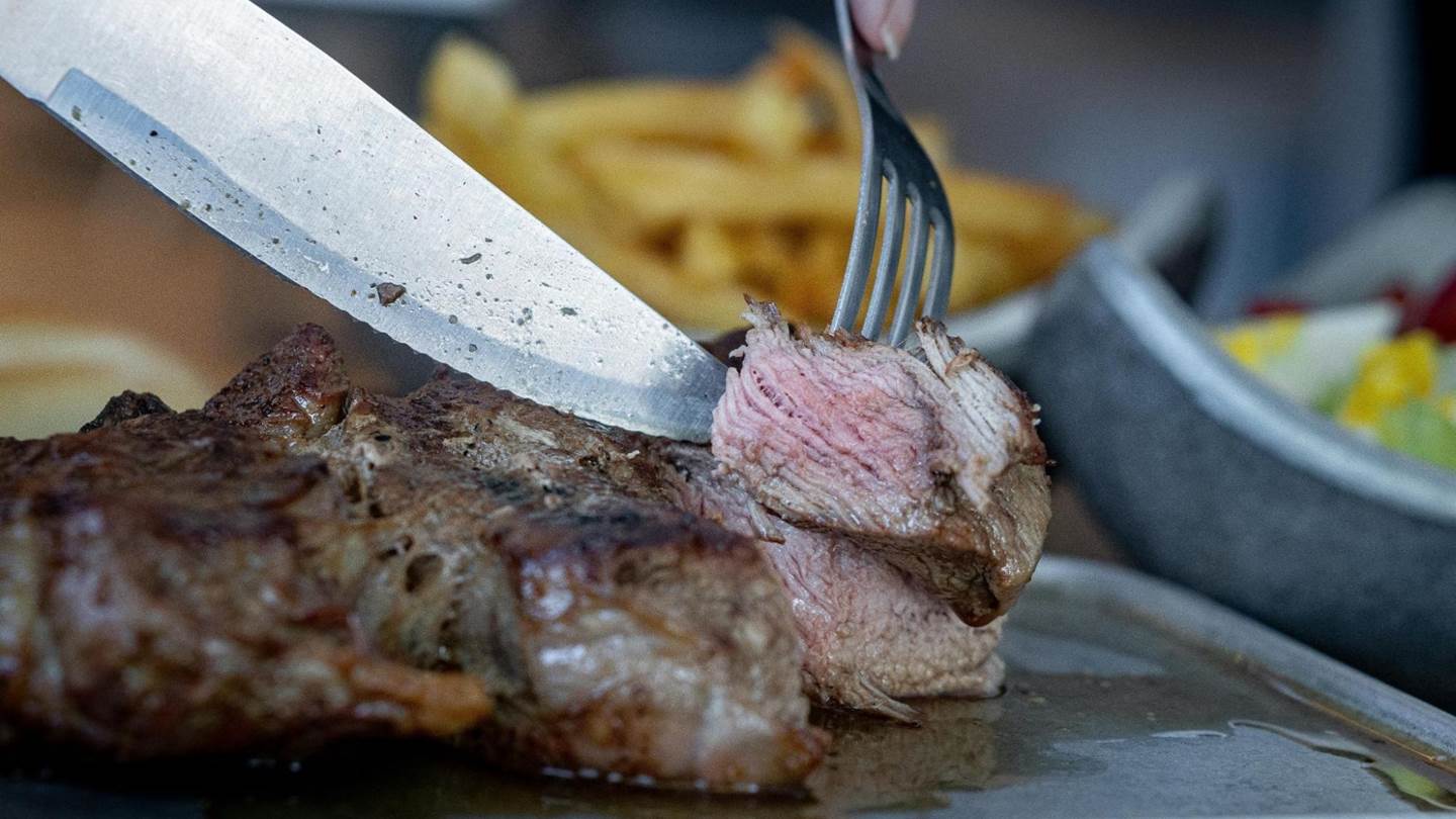 Τσικνοπέμπτη| Οι experts του ψησίματος στην Ελλάδα προτείνουν πώς να κάνουμε τα πιο άπαιχτα κρέατα στο σπίτι