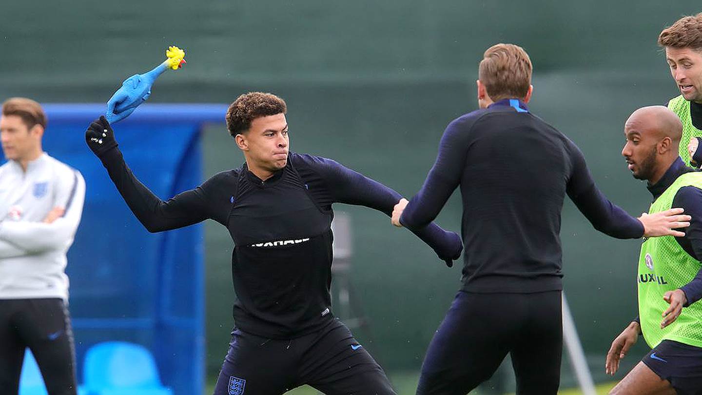 Οι Άγγλοι προετοιμάζονται για τον ημιτελικό πετώντας λαστιχένια κοτόπουλα μεταξύ τους