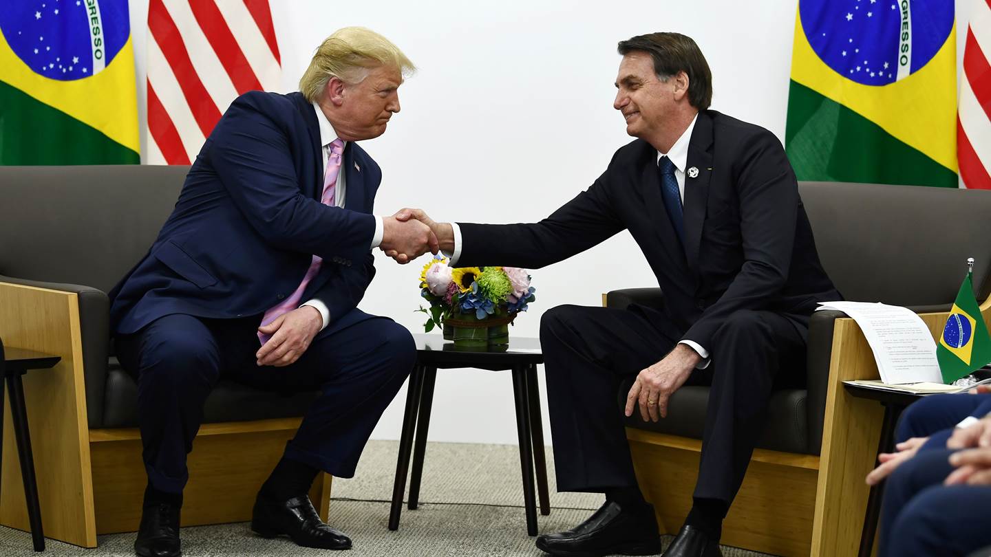 Ο Jair Bolsonaro επιμένει στην υδροξυχλωροκίνη, ο Donald Trump του στέλνει 2 εκ. δόσεις