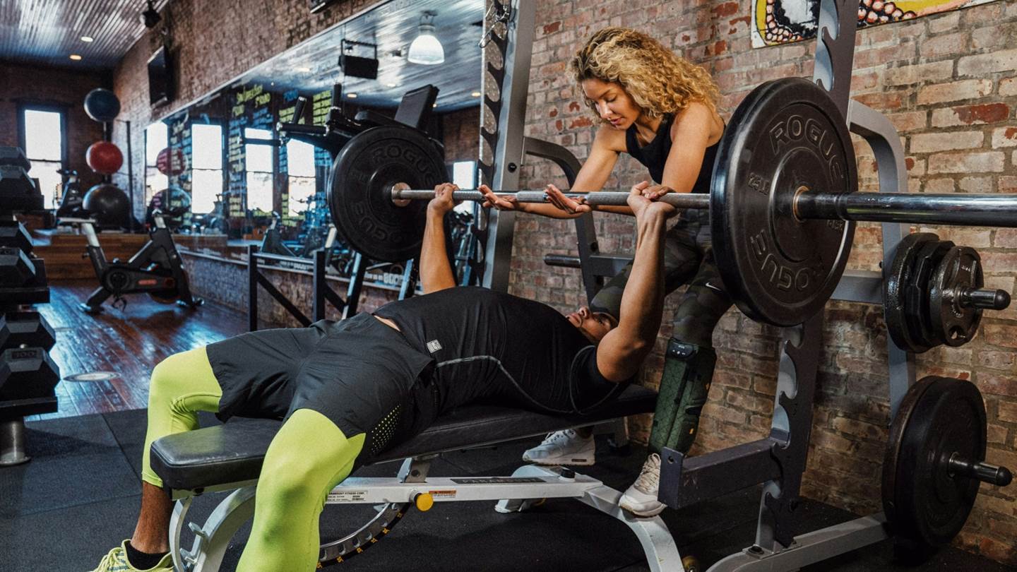 Χρήσιμα tips για να σποτάρεις με ασφάλεια κάποιον που κάνει μπάρα στήθους στο γυμναστήριο