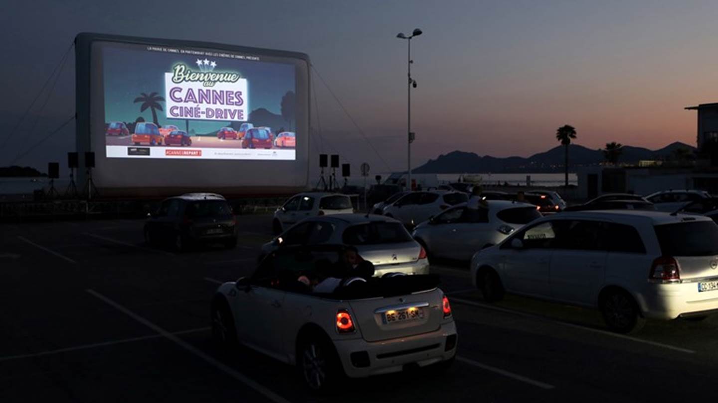 Το πάρκινγκ του Φεστιβάλ των Καννών έγινε drive in cinema