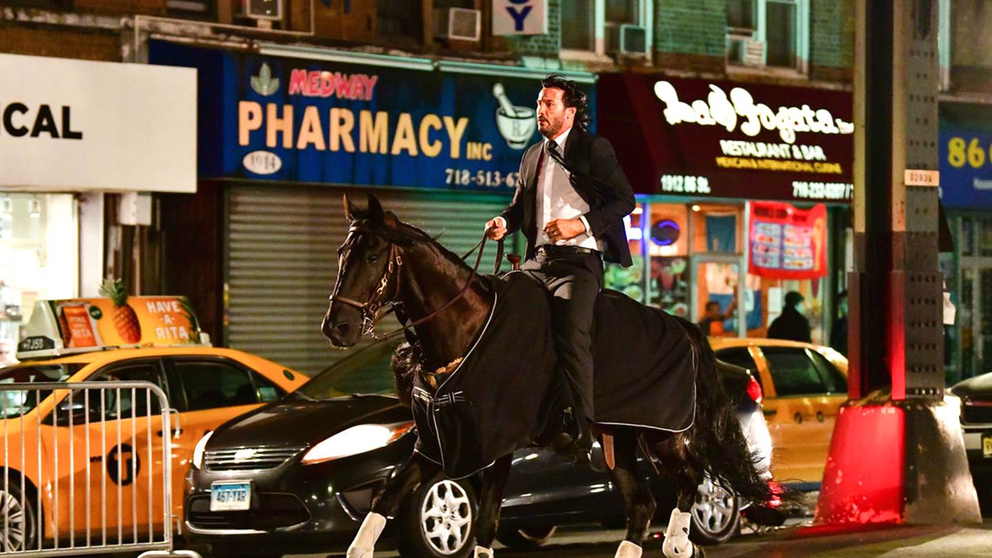 Τίποτα σπουδαίο, απλά ο Keanu Reeves έκανε βόλτες με άλογο στη Νέα Υόρκη
