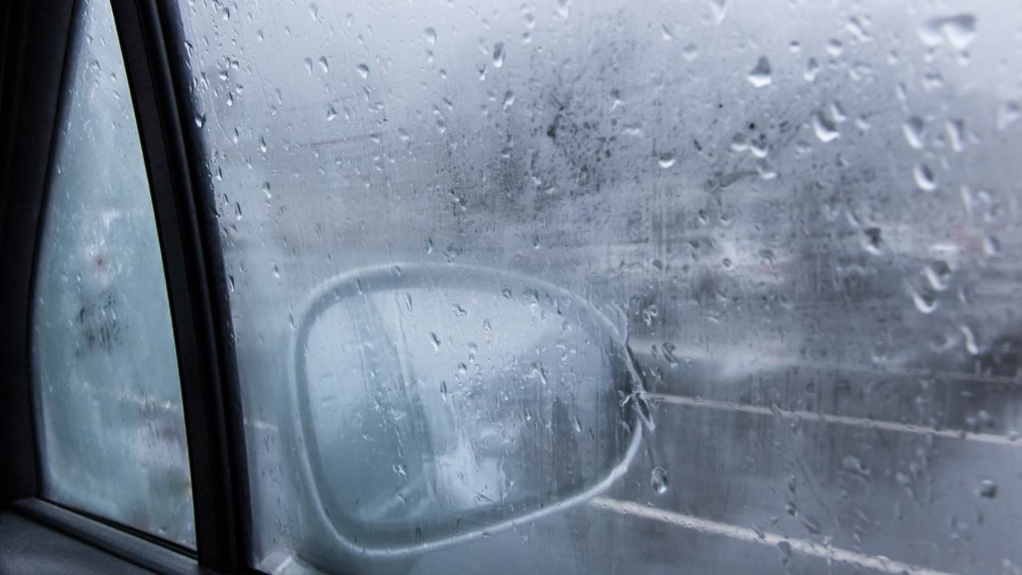 Πώς ξεθολώνει το παρμπρίζ του αυτοκινήτου μέσα σε 10 δευτερόλεπτα, σύμφωνα με το TikTok