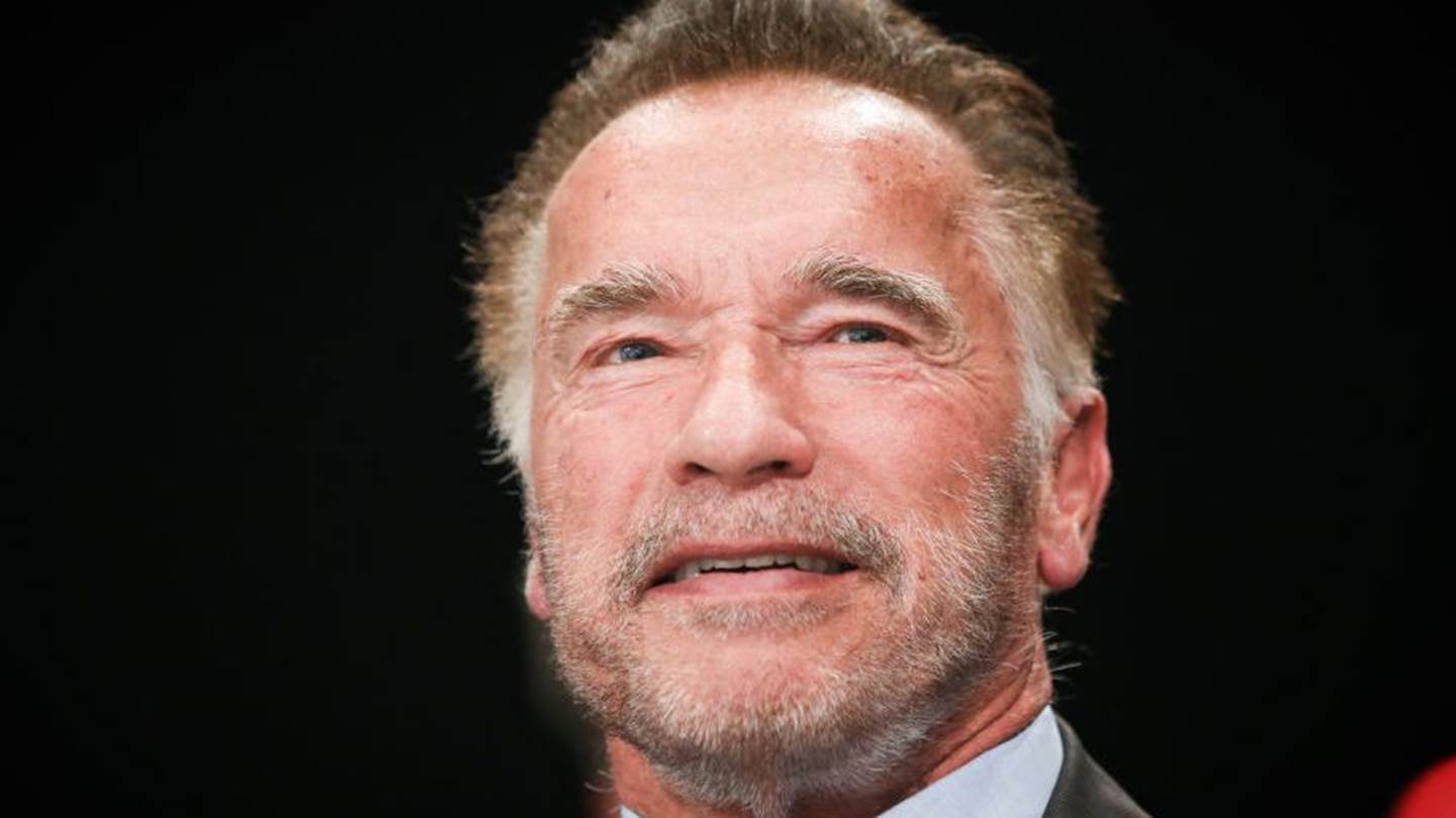 Εν τω μεταξύ, κάποιος επιτέθηκε με εναέρια κλωτσιά στον Arnold Schwarzenegger