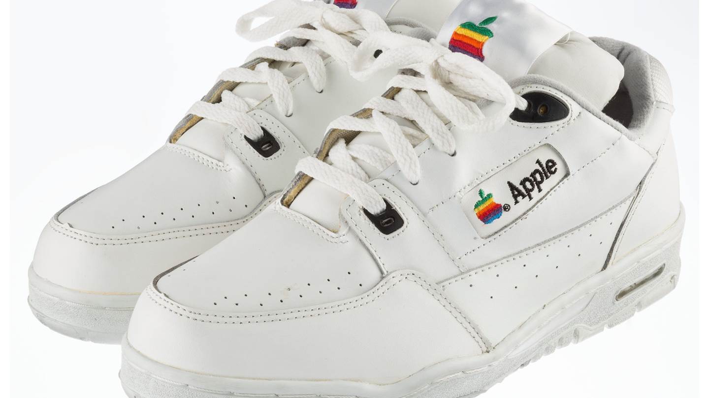 Ο Οίκος Versace φημολογείται ότι θα επαναλανσάρει τα θρυλικά sneakers της Apple