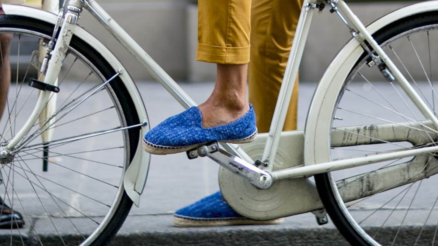 Τα αντρικά καλοκαιρινά παπούτσια πέρα από τα sneakers