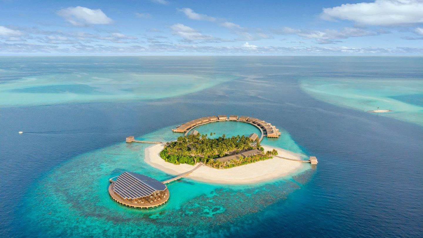 Το island-hotel στις Μαλδίβες που προσφέρει οικολογική πολυτέλεια