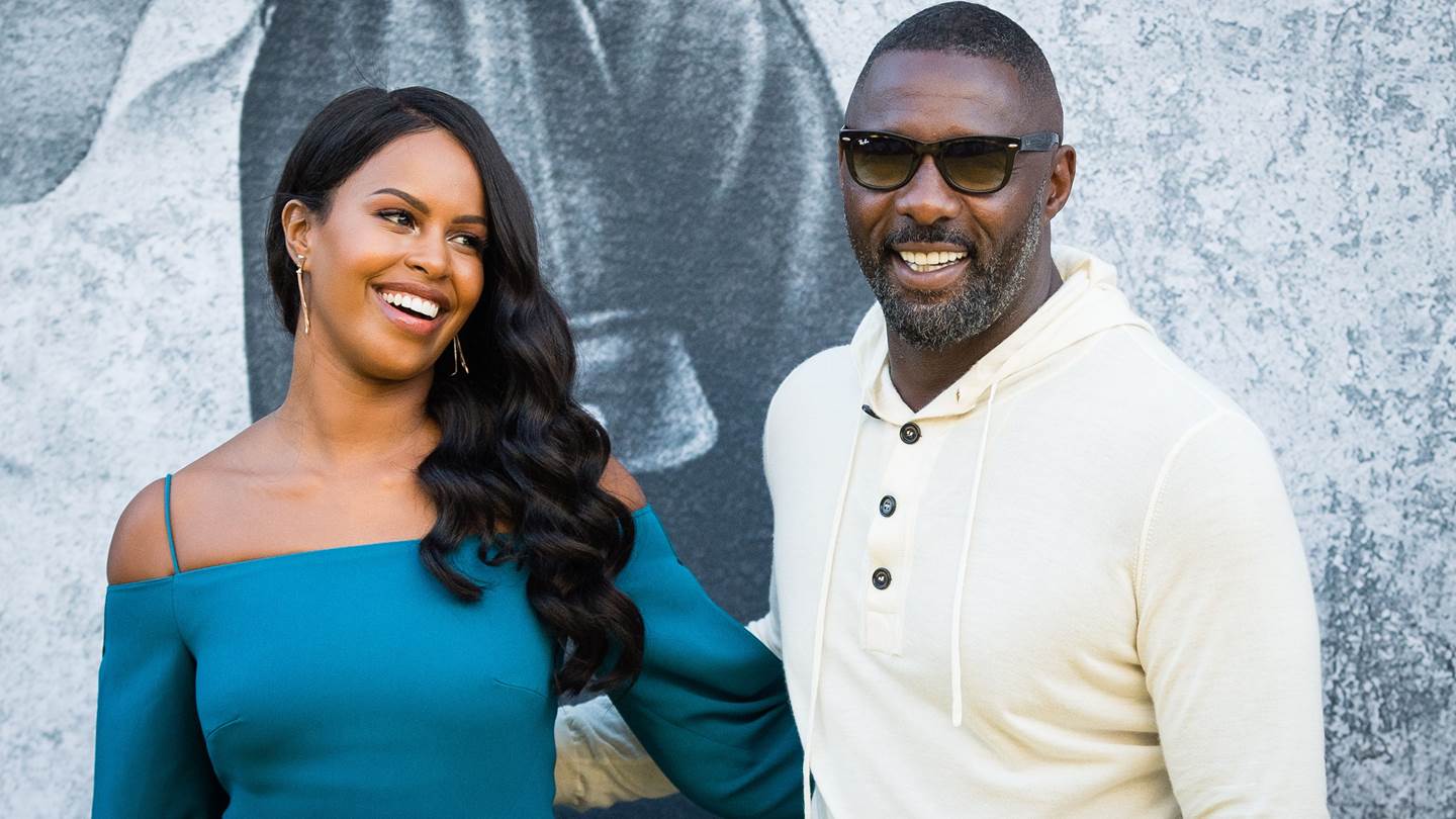 Ο Idris Elba μόλις απέδειξε γιατί τα wayfarers είναι τα Νο1 γυαλιά ηλίου