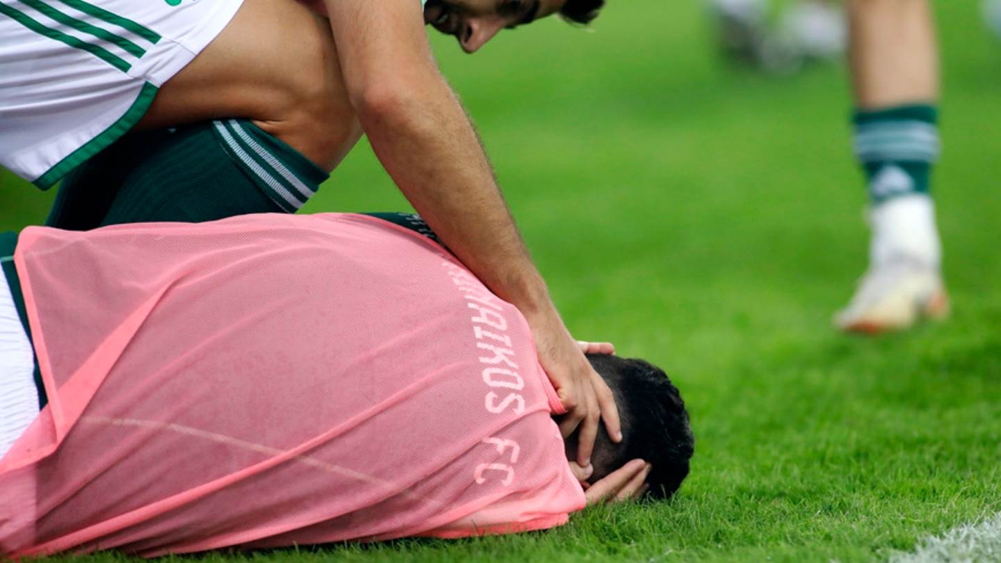 Το βίντεο με τον Χουάνκαρ να πέφτει στο έδαφος από την κροτίδα στο γήπεδο