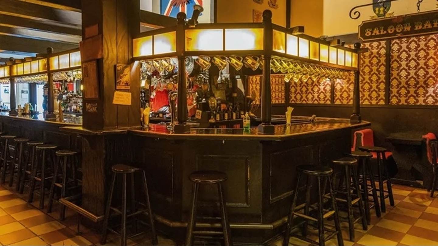 Η ιστορία της θρυλικής αθηναϊκής παμπ Red Lion