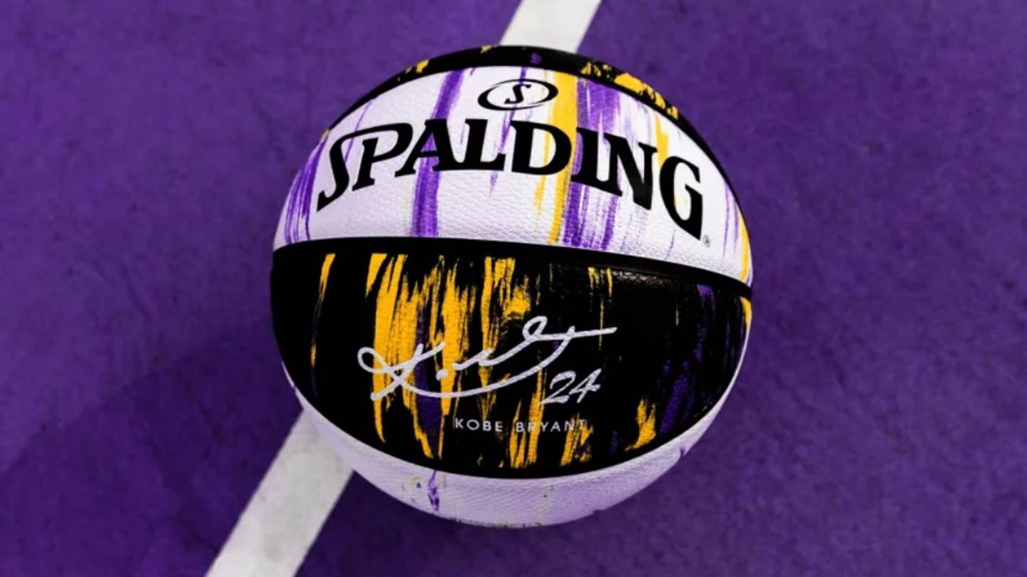 Η συλλεκτική μπάλα μπάσκετ της Spalding για τον Kobe Bryant