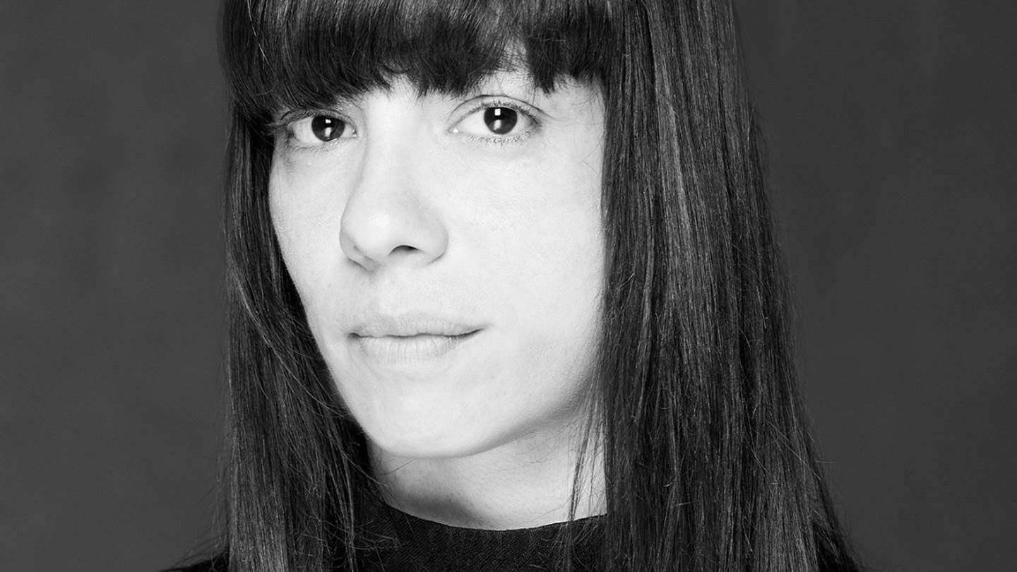 Η Violet Louise θέλει συνεχώς να εξερευνά παράξενες ιστορίες