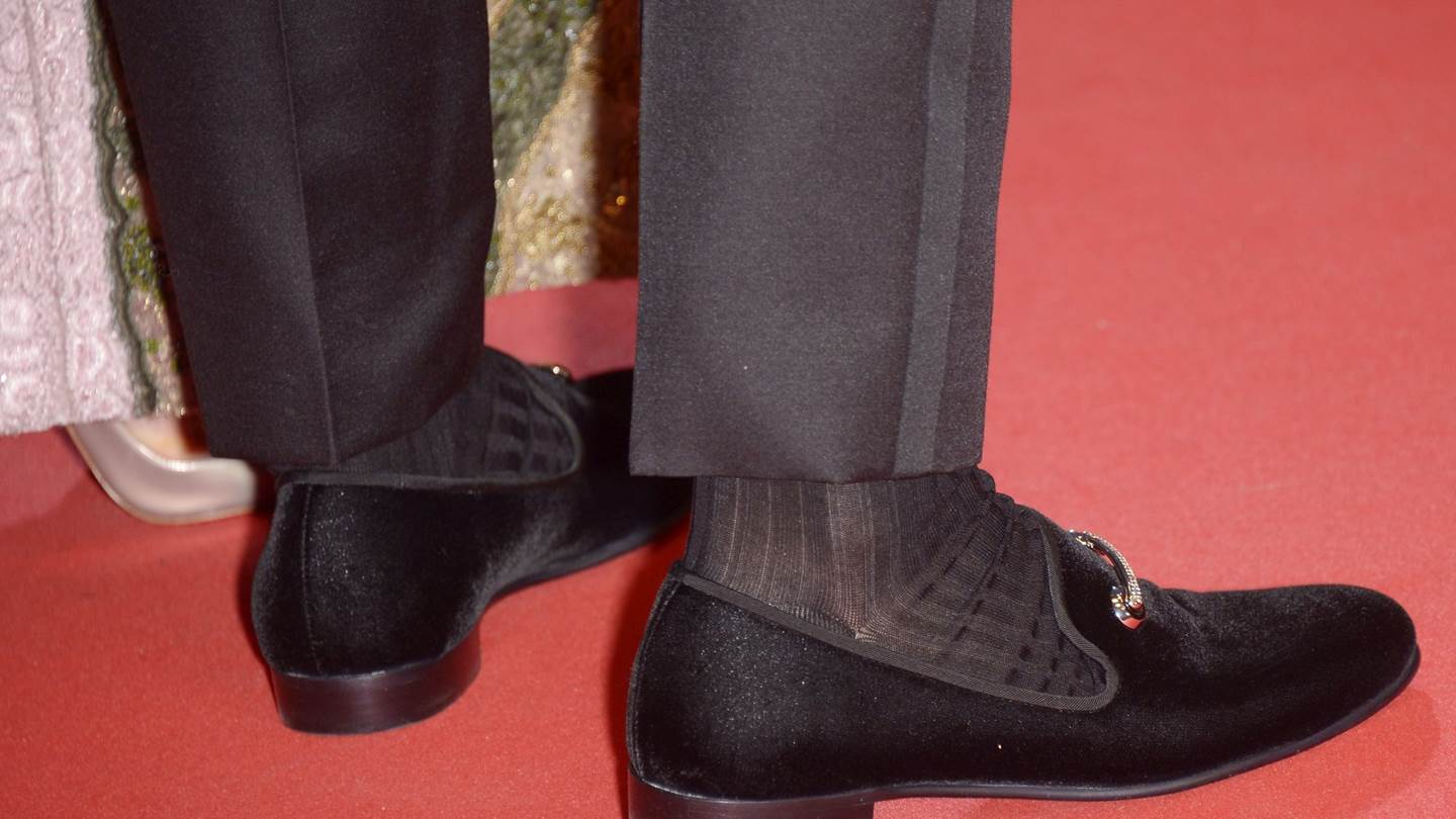 Τα μαύρα slip-ons που θα τιμήσεις στις γιορτές