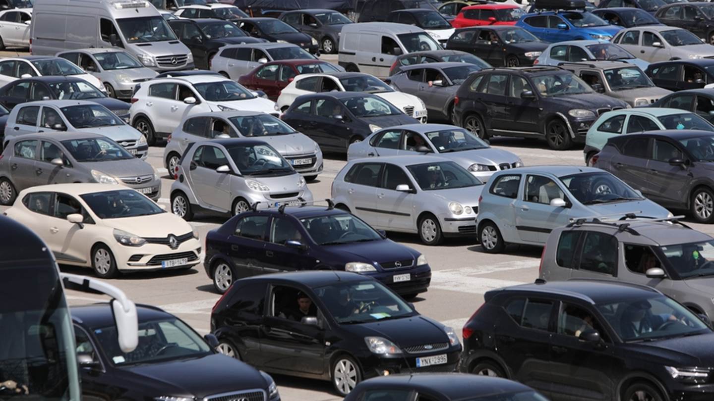 Πώς το μποτιλιάρισμα στους δρόμους μας σπρώχνει στην κακή διατροφή