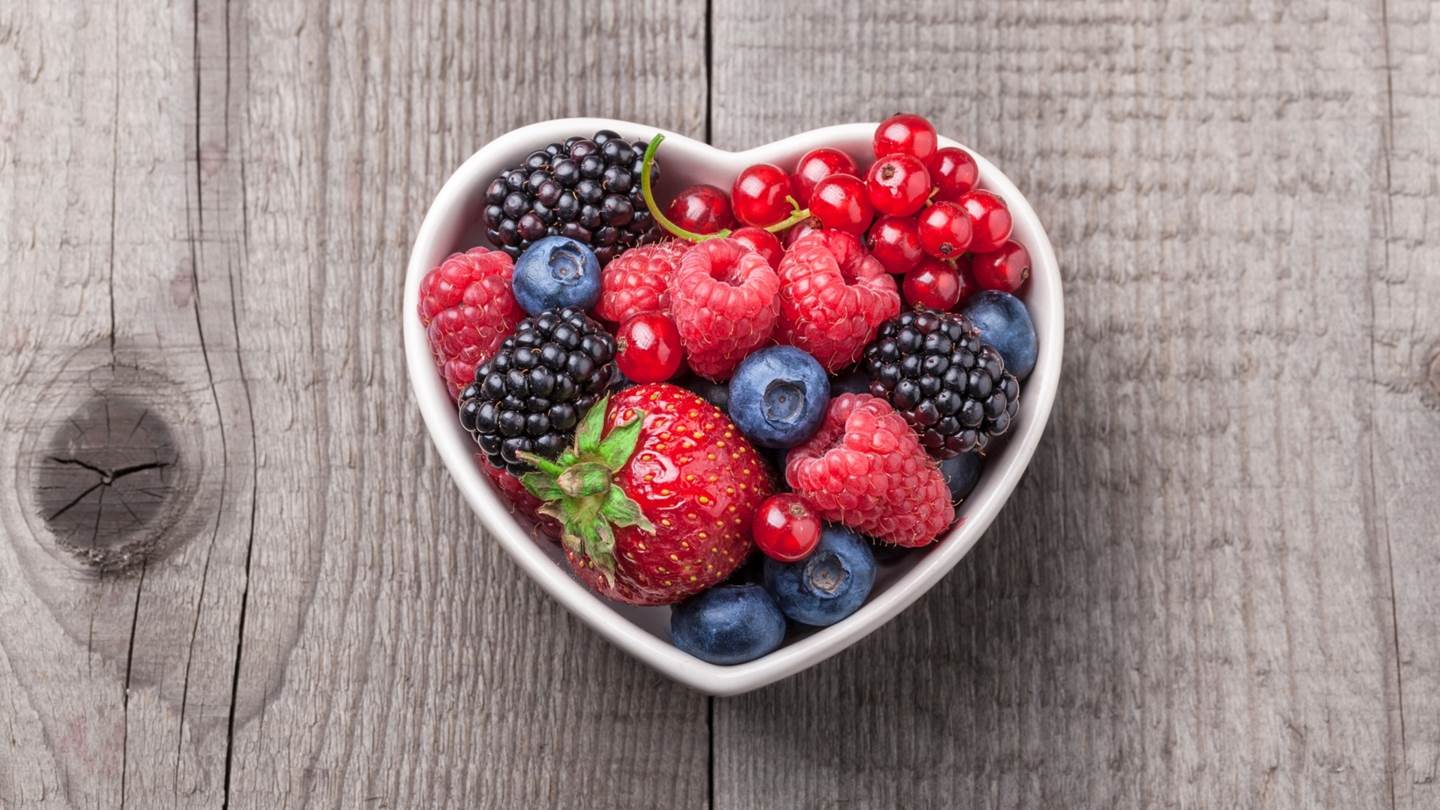 Όλα τα οφέλη των κόκκινων φρούτων που δεν πρέπει να αγνοείς