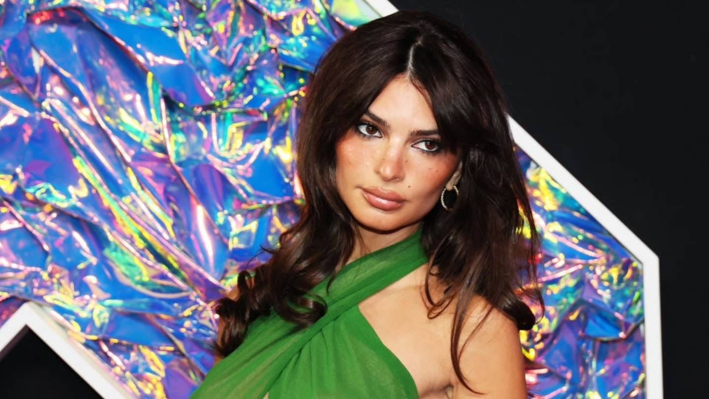 Η Emily Ratajkowski θέλει να τη βγάλεις για δείπνο - ή και όχι