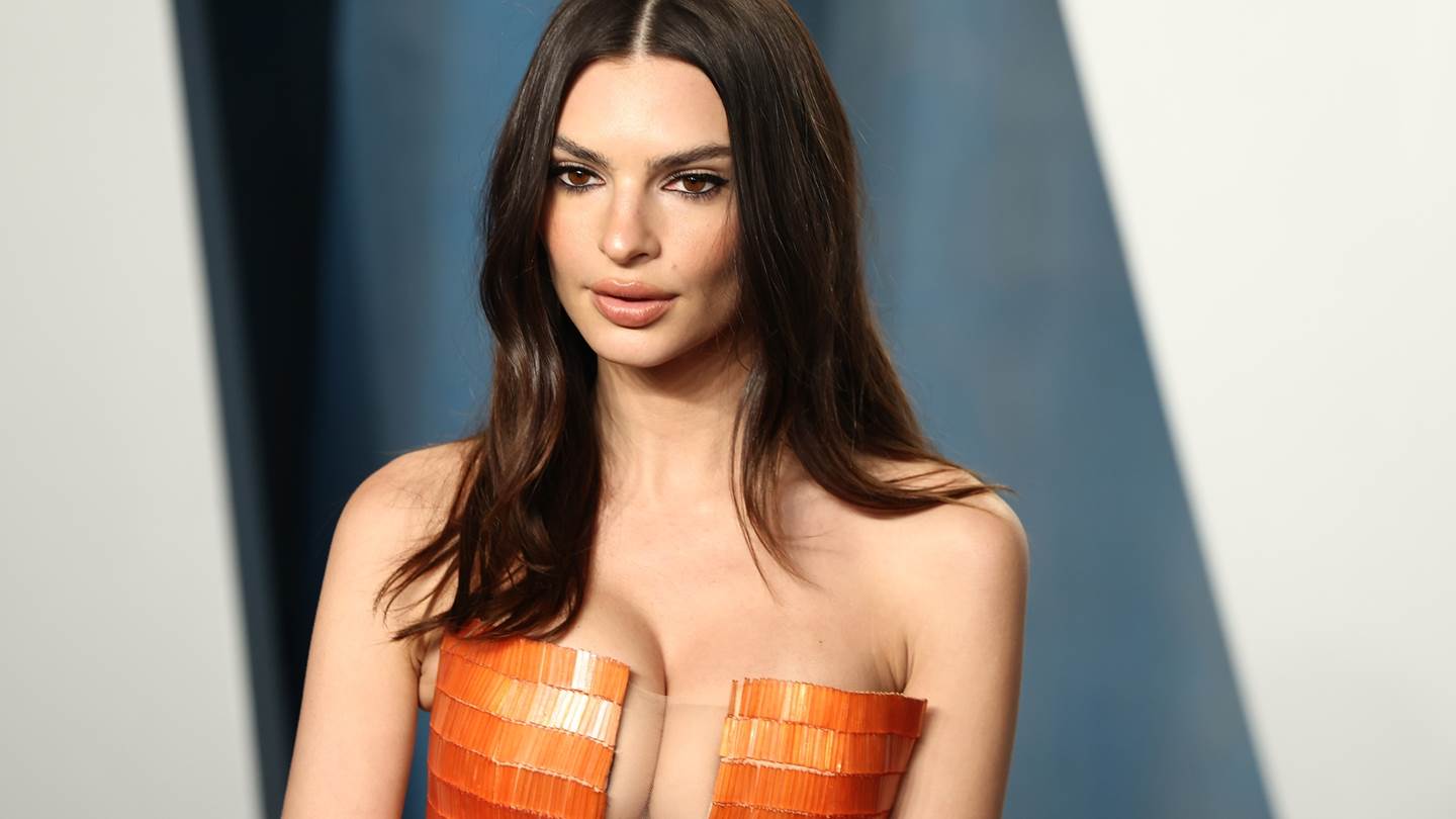 Η Emily Ratajkowski λιάζεται σε πισίνα χωρίς ρούχα, τα λόγια είναι περιττά