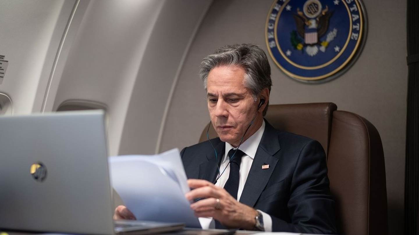 Ο Anthony Blinken έπαιξε ηλεκτρική κιθάρα στην εμπόλεμη Ουκρανία