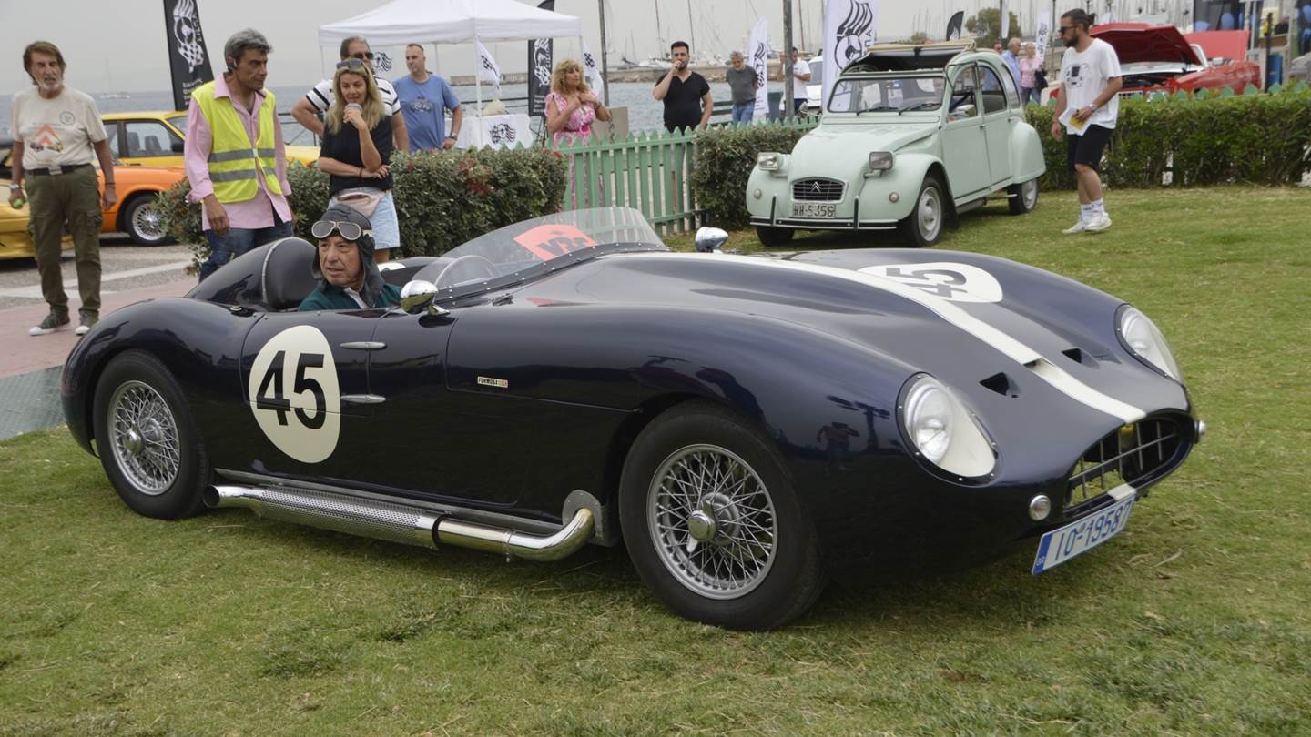 Με ήλιο και βροχή παντρεύονται τα...κλασικά αυτοκίνητα