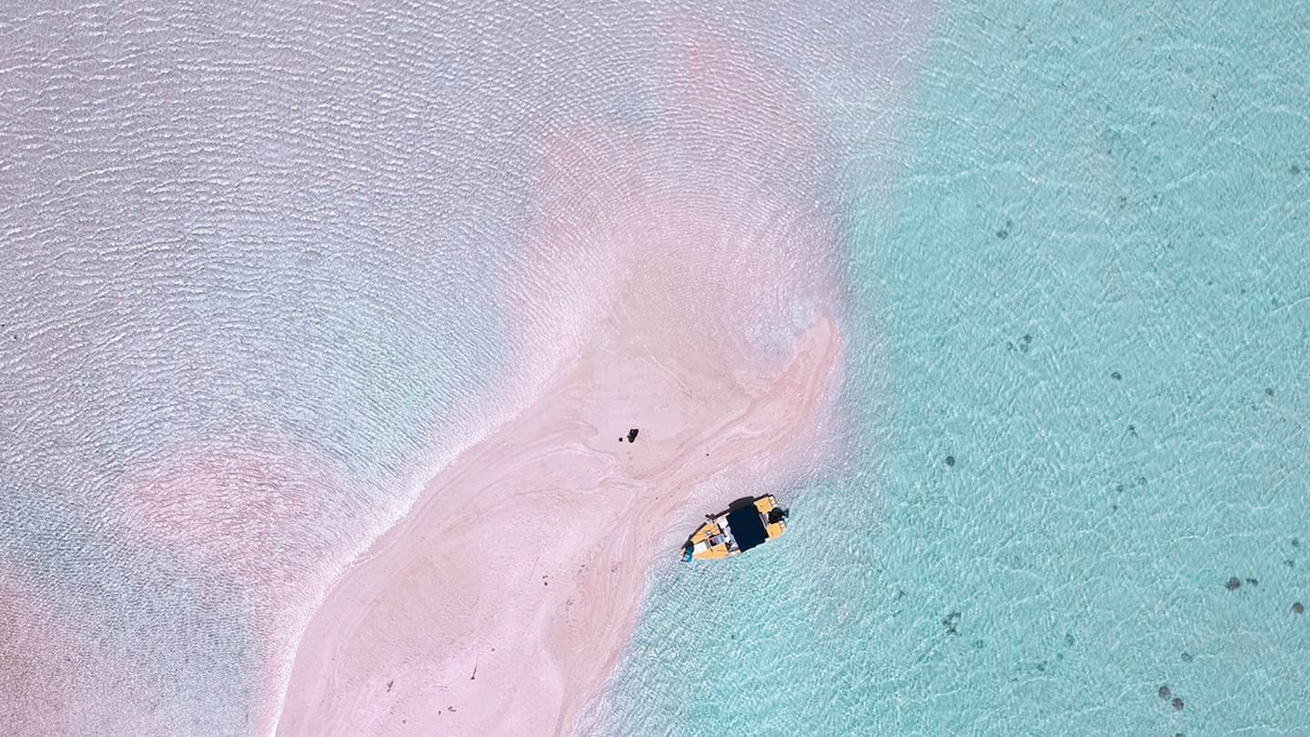 Απίθανες ροζ παραλίες σε κάθε γωνιά του πλανήτη