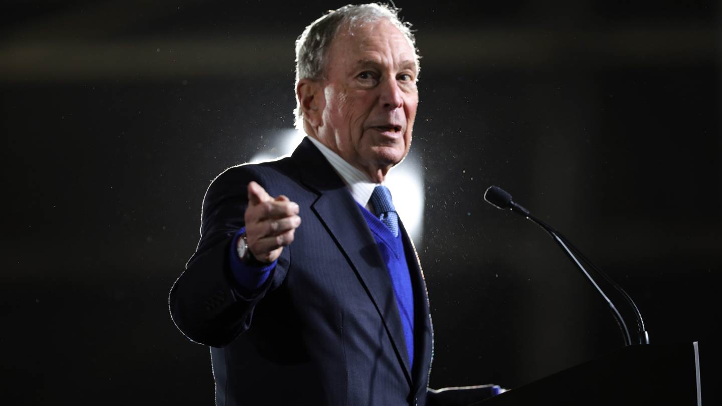Ο Mike Bloomberg στηρίζει με 100 εκ. δολάρια τον Joe Biden
