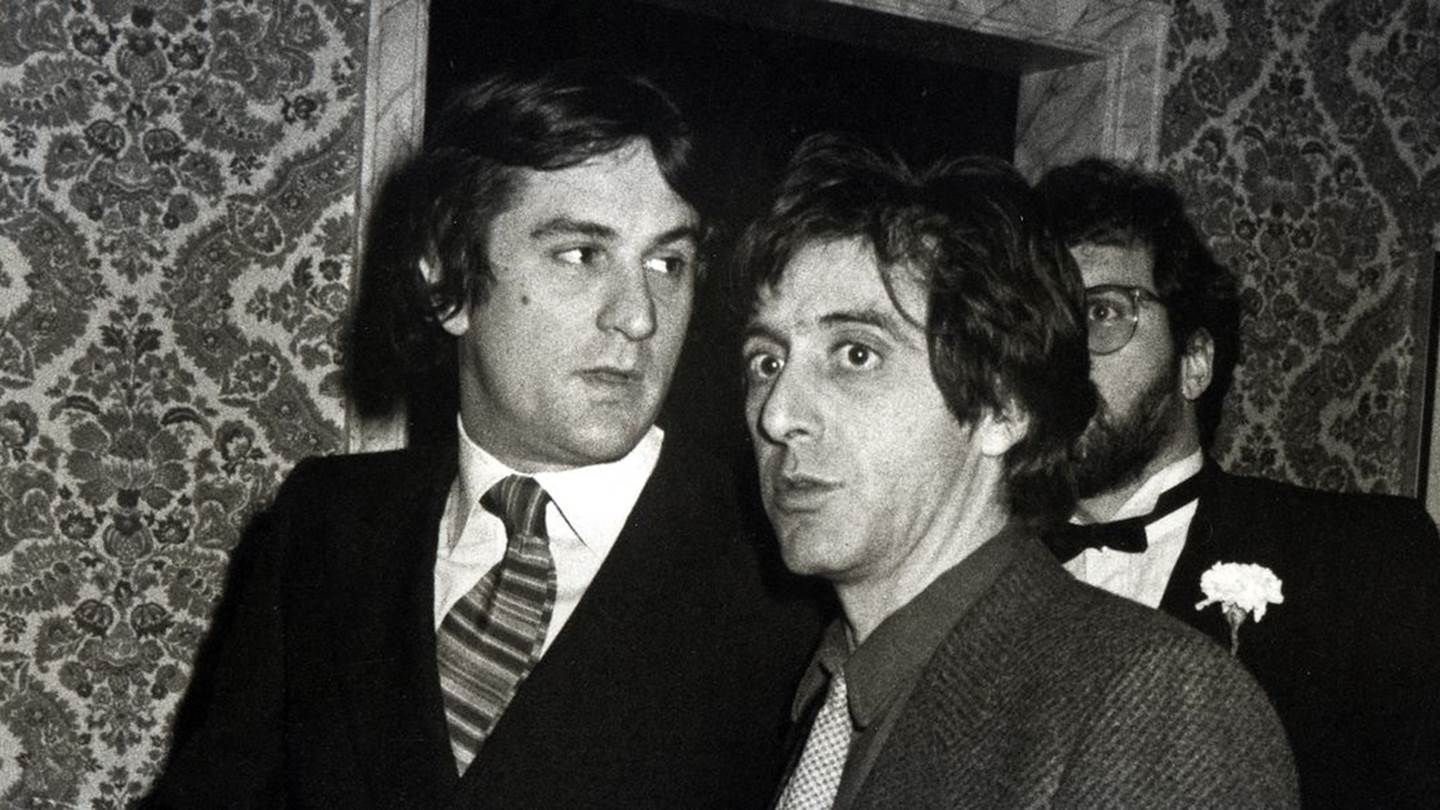 Στο debate του Twitter για το αν ο Al Pacino ή ο Robert De Niro είναι πιο σέξι, το ζουμί είναι αλλού