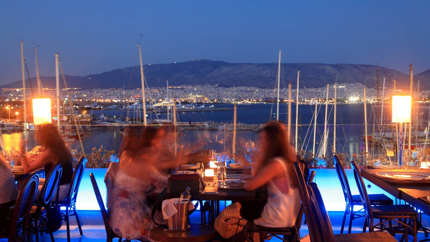 Η νέα πρόταση του Λευτέρη Λαζάρου αποθεώνει το κρέας στην πιο ωραία ταράτσα της πόλης