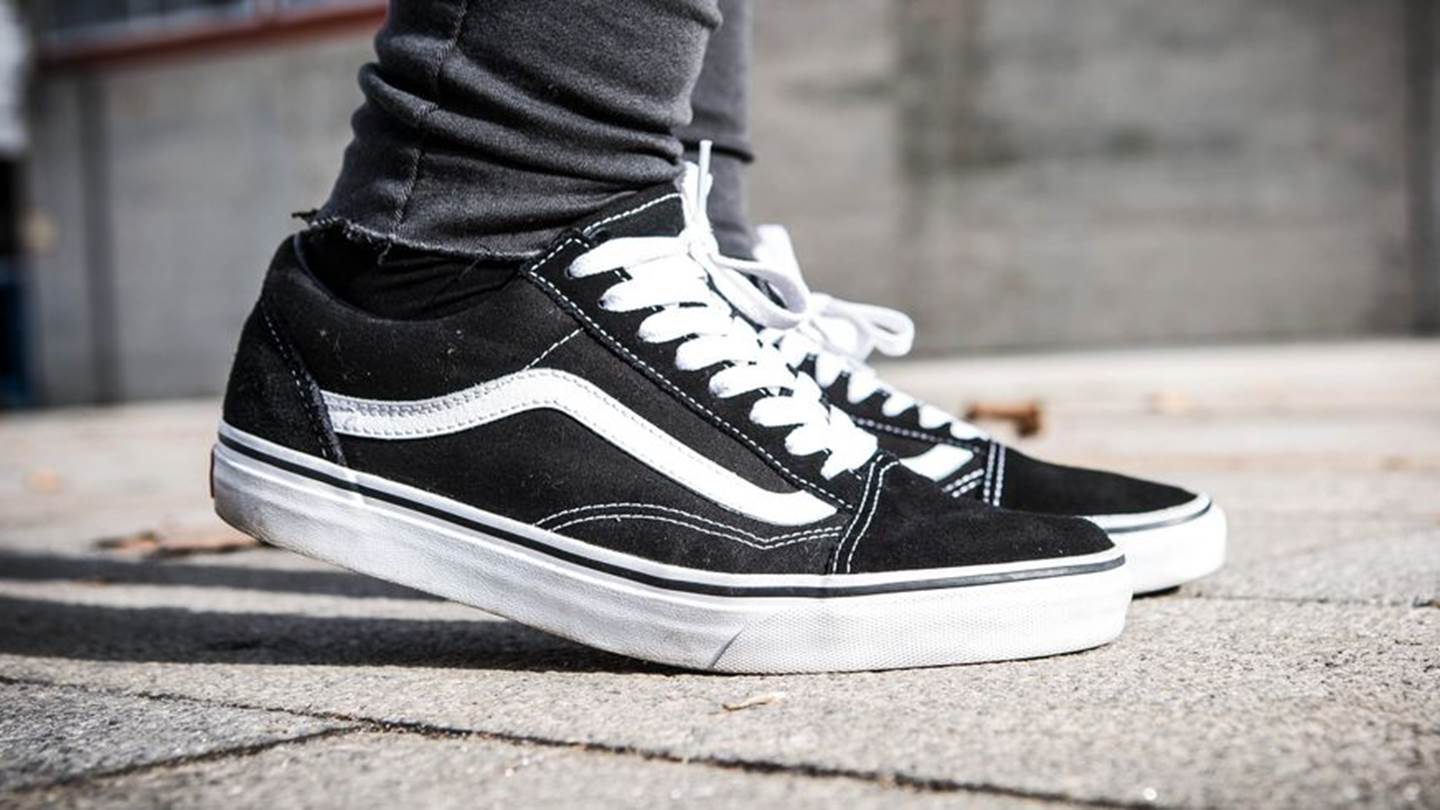 Με μαύρα sneakers από το πρωί μέχρι το βράδυ