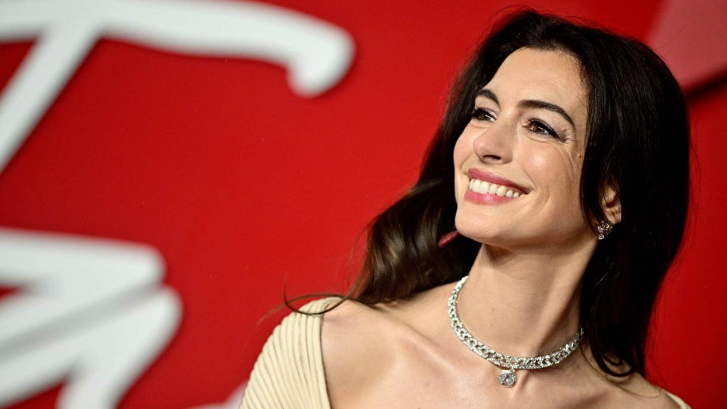 H Anne Hathaway είναι πλέον αγνώριστη