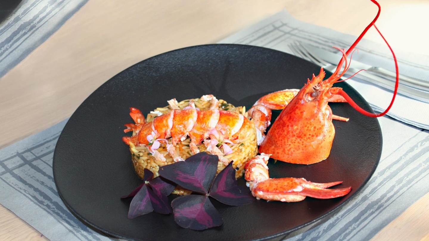 Η συνταγή του Ξενοφώντα Κατσιμαγκλή για ζουμερό αστακό με κριθαράκι