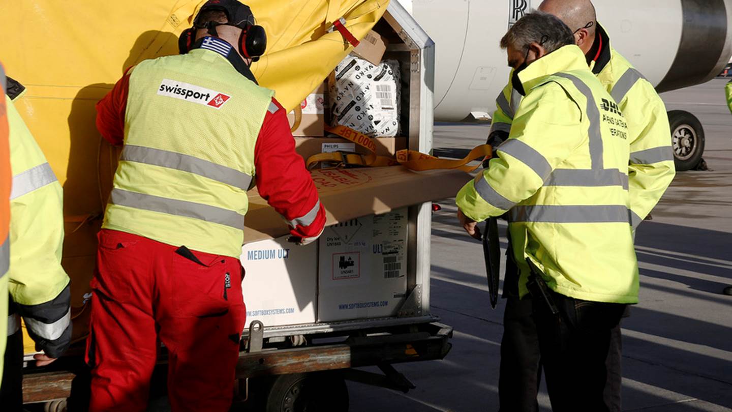 H άφιξη της παρτίδας 83.850 δόσεων του εμβολίου των Pfizer/BioNTech σε φωτογραφίες