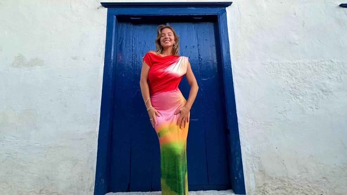 Η Sydney Sweeney δεν αντιστέκεται στο ελληνικό καλοκαίρι