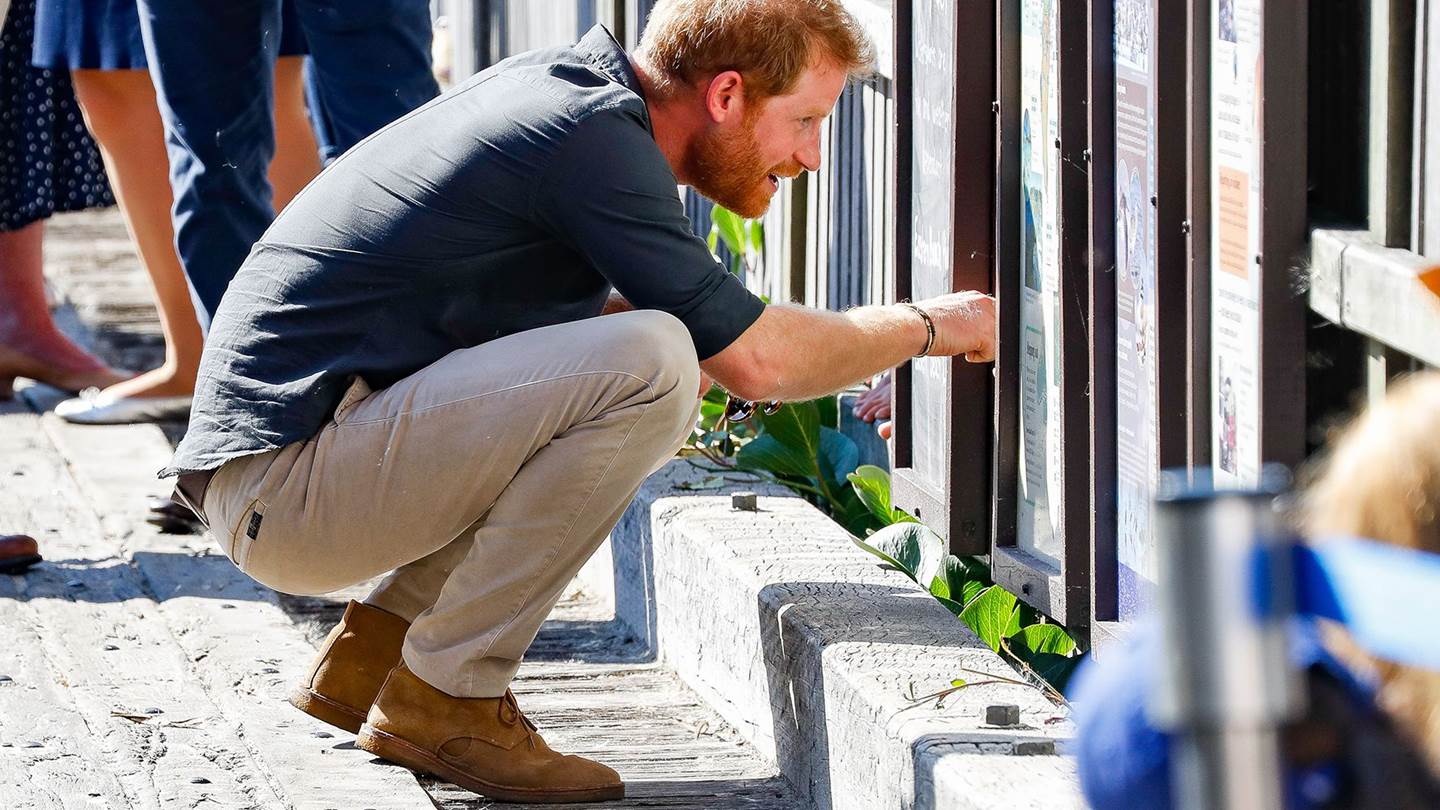 Ο πρίγκιπας Harry δείχνει πώς φοριούνται τα σουέντ παπούτσια