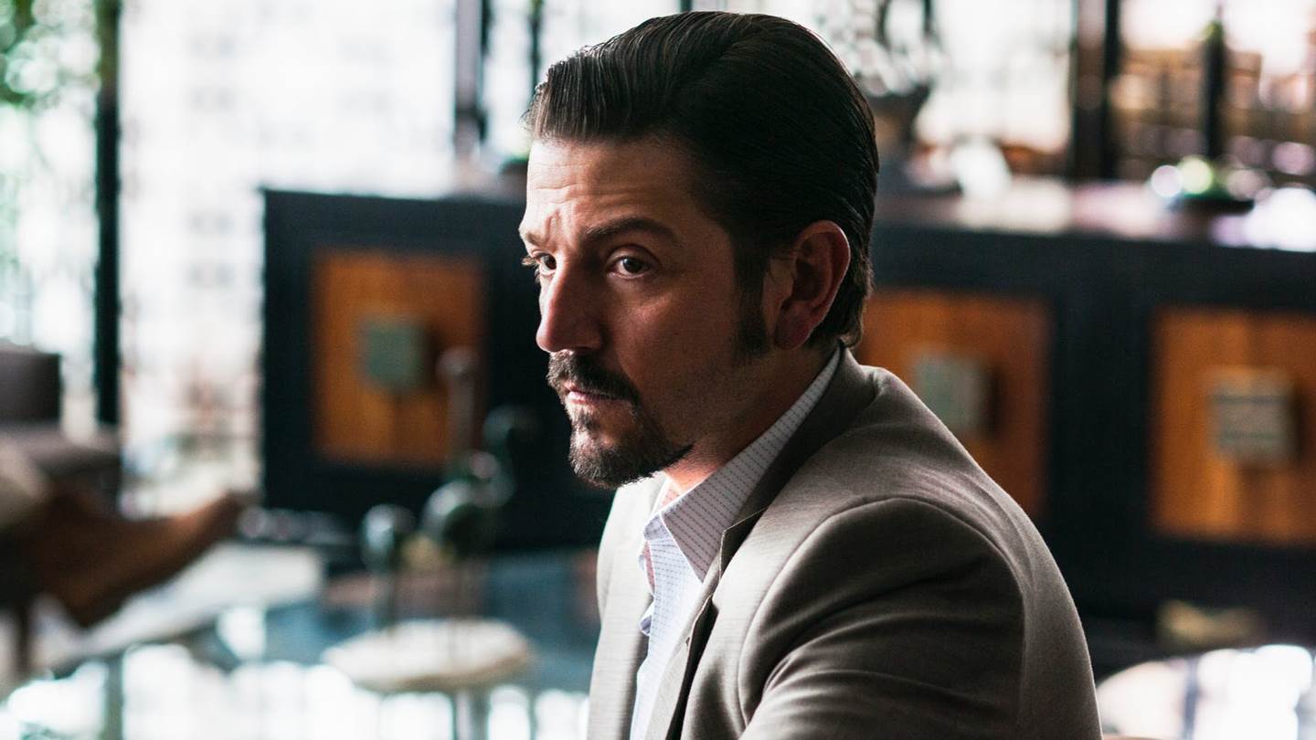 Αξίζει να δεις το Narcos: Mexico για τα σακάκια των πρωταγωνιστών του