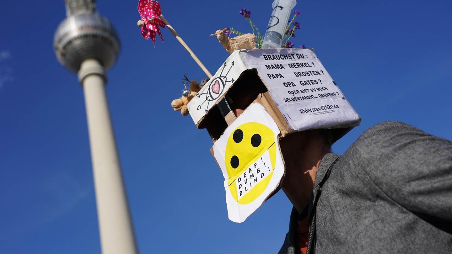 Αντιεμβολιαστές, ακροδεξιοί και συνωμοσιολόγοι διαδηλώνουν στην Γερμανία