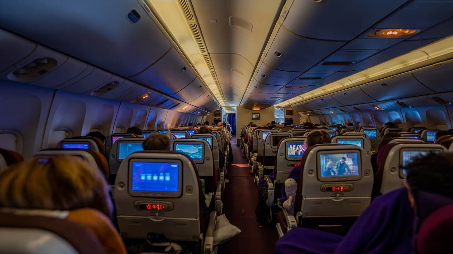 Όσα κάνουν οι ταξιδιώτες σε αεροπλάνα και τρένα και μας σπάνε τα νεύρα