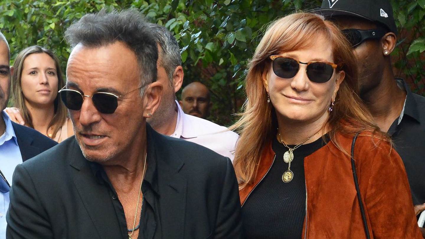 Ο πιο old school casual τρόπος να φορέσεις το μαύρο πουκάμισο