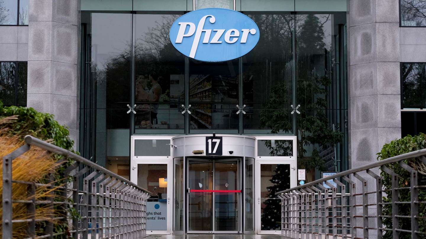 Η Pfizer ετοιμάζει τρίτη ενισχυτική δόση και νέο εμβόλιο για τη μετάλλαξη Δέλτα