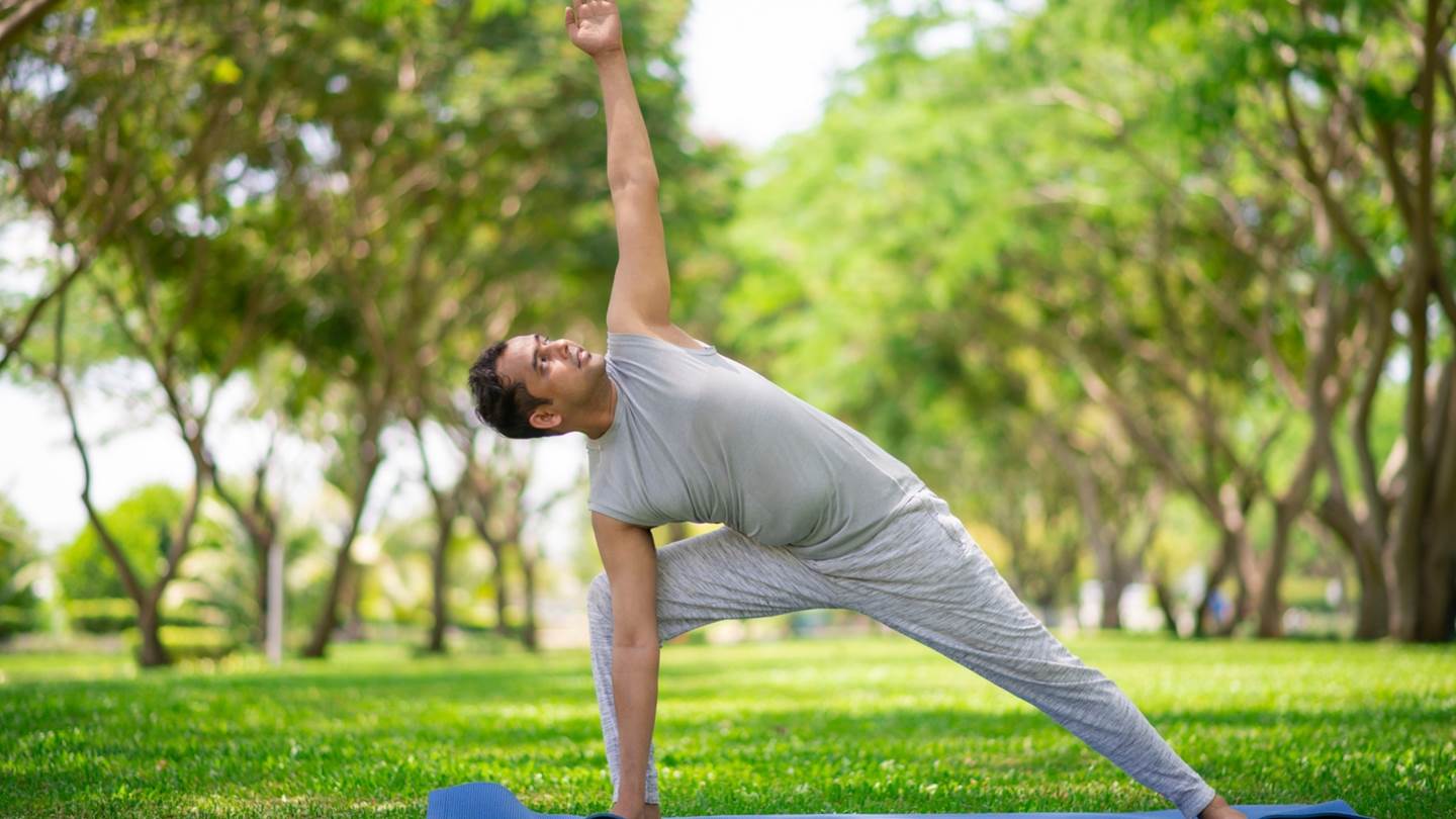 Ποια είναι η άσκηση του σκορπιού και γιατί έχει πολλαπλά οφέλη για την υγεία σου