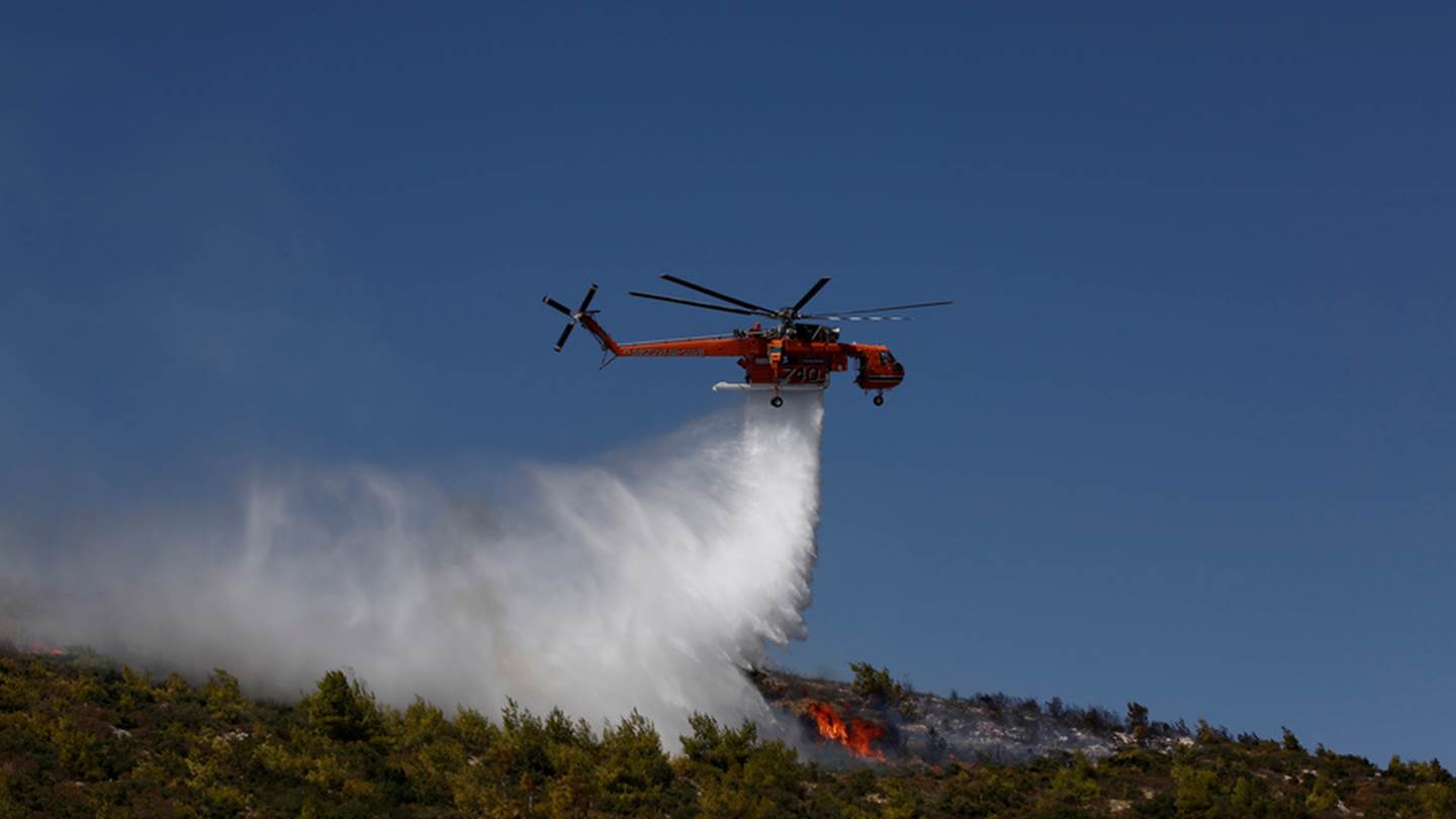 Ανεξέλεγκτες διαστάσεις έχει λάβει η μεγάλη φωτιά στην Κερατέα