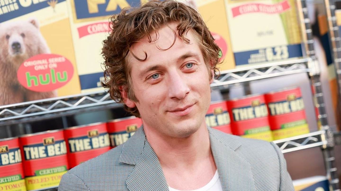 Ο Jeremy Allen White μπορεί και να μας πείσει να κυκλοφορήσουμε με sliders