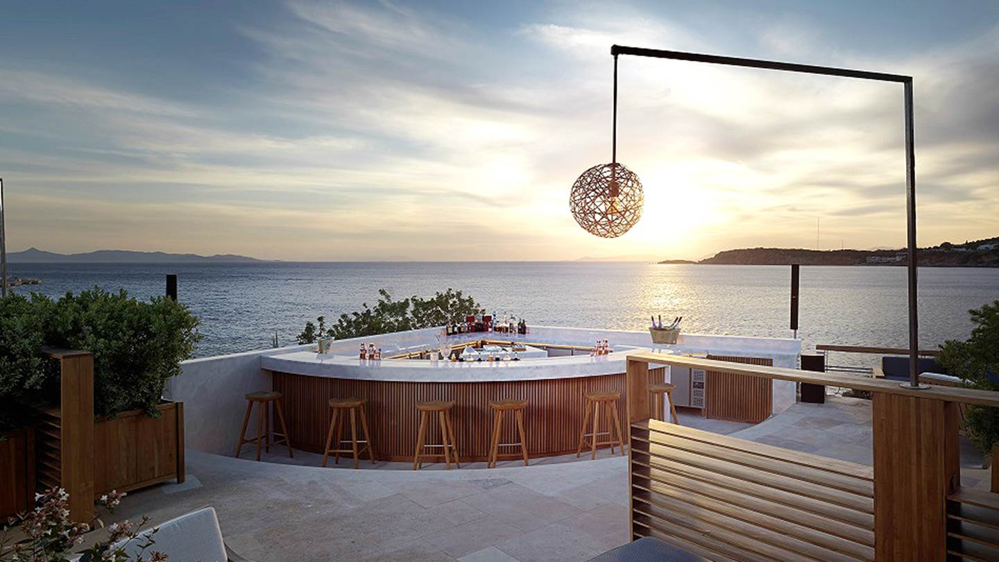 Ένα από τα ομορφότερα bars του καλοκαιριού θα το βρεις στη Βουλιαγμένη