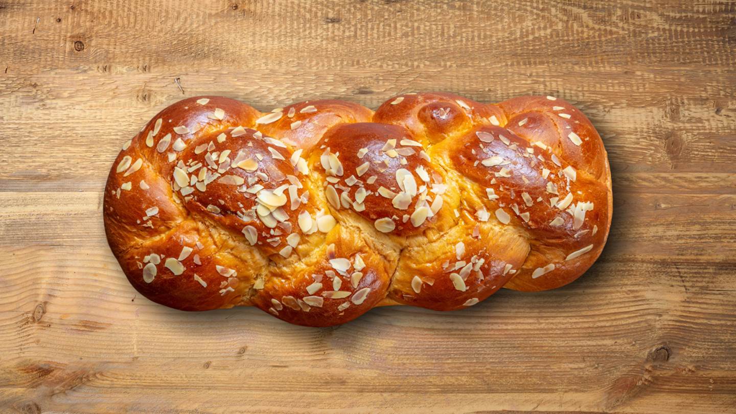 Οι καλύτερες συνταγές για πολίτικο τσουρέκι και πασχαλινά κουλούρια